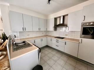<p>Découvrez cet appartement de plain-pied prêt à emménager dans la résidence D'Oude Schelde, située à la périphérie d'Audenarde.<br />Grâce à son accès facile, son agencement pratique et son espace de vie agréable, c'est le pied-à-terre idéal pour ceux qui recherchent un cadre de vie calme à proximité du centre-ville.<br />Cet appartement offre un excellent confort et une grande facilité d'accès.</p><p>On entre dans l'appartement par le hall d'entrée. Vous disposez ensuite d'un salon spacieux avec une cuisine ouverte équipée de tout le confort nécessaire.<br />L'appartement comprend 2 chambres et 2 salles de bains, l'une avec douche et l'autre avec baignoire.<br />Il y a également des toilettes séparées et un dressing/bureau.<br />Depuis le dressing/bureau, vous accédez directement à la terrasse et au jardin.<br />L'appartement dispose également d'un garage spacieux en surface.</p><p>Vous vivez dans un cadre calme et verdoyant, tout en étant à seulement quelques minutes de la place du marché historique, des restaurants animés, des commerces et des transports en commun. <br />Grâce à la proximité de la N60, des villes comme Gand et Ronse sont facilement accessibles.</p><p>Cela vous intéresse ?<br />Demandez une visite via notre site web www.immodhondt.be </p>