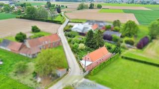 Nabij de dorpskern van Petegem-aan-de-Schelde, deelgemeente van Wortegem-Petegem, vinden we deze te renoveren open bebouwing op een perceel van...