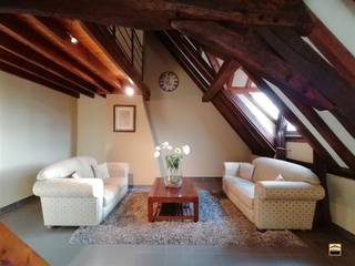 <p><span>Charmant instapklaar dakappartement in het centrum van Borgloon met </span></p><p><span>2 slaapkamers en terras.</span><span><br /><br />Dit gebouw is gelegen in de Historische stadskern van Borgloon. Hierdoor zijn alle</span></p><p><span>voorzieningen op wandelafstand. Denk maar aan winkels, horeca, scholen, etc.</span></p><p><span>Daarnaast zijn de verbindingen vanuit Borgloon uitstekend.</span></p><p><span> </span></p><p><span>In een kleinschalige residentie van 3 eenheden kom je via de gemeenschappelijke inkomhal </span></p><p><span>met de trap in het dakappartement.</span></p><p><span> </span></p><p><span>De inkomhal met gastentoilet en vestiaire brengt ons in de leefruimte met open keuken. <br />In de keuken is er een koelkast aanwezig, een oven een een keramische kookplaat met dampkap.<br />Naast de keuken is er een handige wasberging. De trap in de leefruimte brengt ons op de mezannine, </span></p><p><span>waar je een gezellig salon of eetkamer kan creëren.</span></p><p><span><br />In de badkamer is er een enkele lavabo aanwezig met meubel, een douche en een klein (zit)bad.</span></p><p><span>Achteraan zijn er 2 slaapkamers van 10 m² en 10,55 m². <br />1 slaapkamer is voorzien van een handige inbouwkast.</span></p><p><span> </span></p><p><span>Aan de achterzijde heeft dit appartement ook een gezellig overdekt terras.<br />Er is geen lift aanwezig in het gebouw!</span></p><p><span> </span></p><p><span>Algemene informatie:</span><span><br />Huurprijs: 800 euro/maand<br />Algemene onkosten: NVT<br />Vrij vanaf:  15/06/2026 (mogelijk vroeger in overleg met huidige huurder)<br />EPC-waarde: 230 kWh/m²<br />Huisdieren: niet toegelaten</span></p>