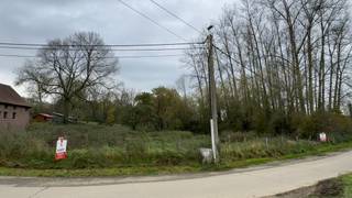 Bouwgrond van 4670 m² voor vrijstaande villa.Deze zeer ruime bouwgrond van 4670 m² is uiterst rustig gelegen, middenin het groen, en bevindt zich...