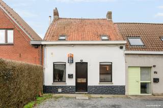 <u><strong>Gezellige woning met tuin nabij het Preshoekbos</strong></u><br /><br />Deze woning is ideaal voor wie houdt van rust, groen en een vlotte bereikbaarheid. Gelegen op een rustige locatie, pal aan de ingang van het Preshoekbos, geniet je hier elke dag van natuur en ontspanning.<br /><br /><u>Indeling als volgt:</u><br /><em>Gelijkvloers: </em>Woonkamer met eetkamer en open keuken, badkamer met toilet en douche, wasplaats en berging. <br /><em>1e verdiep: </em>2 Slaapkamers en 1 bureauruimte of babykamer. <br /><em>2e verdiep:</em> Zolder (ideaal als extra bergruimte). <br /><em>Tuin:  </em>De tuin bevindt zich op ongeveer 50 meter van de woning, richting de ingang van het Preshoekbos, en ligt net voor het bos zelf. Een unieke plek om in alle rust te genieten van het groen en de natuur rondom<br /><br /><strong>Pluspunten: </strong> <br /><strong>+</strong> Rustige ligging in doodlopende straat; <br /><strong>+</strong> 2 parkeerplaatsen voor de woning;<br /><strong>+</strong> Woning en tuin aan ingang preshoekbos;<br /><strong>+ </strong>Dichtbij invalswegen <br /><br />EPC 805 kWh/m² UC3811789<br /><br />Vginaanvr. – WgLK – Gmo – Gvkr – GVv<br /><br />Een woning met een uitzonderlijke ligging, perfect voor wie graag buiten leeft maar toch vlot bereikbaar wil blijven.<br />Benieuwd naar dit pand of een andere eigendom? www.coventa.be – 051 222 051<br /> 