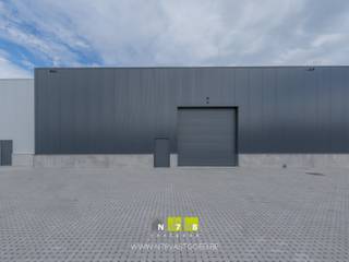 <p><strong>UNIT 3 VAN 550M² OP INDUSTRIETERREIN JAGERSBORG TE MAASEIK.<br /><br />KENMERKEN<br /></strong>- oppervlakte: 375m²<br />- 1 sectionaalpoort (4.00m breed x 4.20m hoog)<br />- gevelbekleding: geïsoleerde sandwichpanelen <br />- lichtstraat met RWA<br /><br /><strong>ALGEMEEN</strong><br />Aan de voornaamste toegangsweg naar het Industrieterrein Jagersborg, zijn deze nieuwe bedrijfsunits opgericht. Zowel de N73 als de N78 zijn vlot bereikbaar en de A2 autosnelweg bevindt zich op 9 km. Deze nieuwe site voorziet 9 KMO-units met verschillende afmetingen. Extra troef: 2 units beschikken over aparte kantoorruimtes. Het plan voorziet bovendien voldoende parkeerplaatsen, in totaal 39 stuks. Aan elke unit zijn persoonlijke parkeerplaatsen toegekend.<br /><br /><strong>EXTRA INFORMATIE VERHUUR</strong><br />- Verhuur onder het BTW-stelsel, vermelde huurprijs te verhogen met 21% BTW.<br />- Huurovereenkomst van gemeen recht: gewenste duur in onderling overleg.<br />- Aanvaarding huurder steeds in overleg met verhuurder.<br />- Algemene kosten: 70,00 EUR per maand.<br />- Onroerende voorheffing, kosten/verbruik nutsvoorzieningen ten laste van de huurder.<br /><br />Bekijkt u deze advertentie via een aanverwante vastgoedsite, surf dan zeker naar onze website <strong>www.N78vastgoed.be</strong> voor een uitgebreide beschrijving en foto's. Meer info: <strong>+32 (0)89 86 18 88 </strong>of <strong>info@N78vastgoed.be.</strong></p>