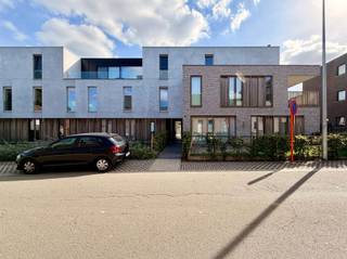 Dit moderne gelijkvloersappartement werd gebouwd in 2021 en is gelegen in het gezellige gehucht Temse-Velle. De ligging is bijzonder centraal, met zowel Antwerpen als Gent vlot bereikbaar. In de nabije omgeving bevinden zich onder andere een basisschool, apotheek en bakker, allemaal op wandelafstand.Het appartement beschikt over drie slaapkamers, een garagebox en meerdere autostaanplaatsen. Bovendien geniet je van een aangenaam terras en een ruime tuin.Interesse in dit instapklare appartement met buitenruimte? Lees dan zeker verder!De indeling is als volgt: u betreedt het appartement via de inkomhal, voorzien van een apart toilet en vestiairemogelijkheden. Vervolgens komt u in de ruime leefruimte met een open keuken. De voorbije vijf jaar werd het appartement gebruikt als praktijkruimte voor ‘ Praktijk Fylo: Logopedie en Kinesitherapie'. Hierdoor werd de ruimte steeds beperkt ingericht en bleven vaste toestellen grotendeels achterwege. Via het grote schuifraam bereikt u het aangename terras en de tuin. Vanuit de tuin is er bovendien rechtstreeks toegang tot de garage. In de hal bevinden zich drie slaapkamers, waarvan sommige voorzien zijn van ingemaakte kasten of handige legplanken. De badkamer is voorzien van een enkele lavabo met meubel, een spiegel met verlichting en een inloopdouche.Er is de mogelijkheid om een garagebox aan te kopen voor €30.000. Daarnaast zijn er optionele twee autostaanplaatsen beschikbaar voor €15.000 per staanplaats. Zowel de garage als de autostaanplaatsen zijn achteraan gelegen en bereikbaar via de oprit. De garage is bovendien rechtstreeks bereikbaar vanuit de tuin en u kan genieten van de gemeenschappelijke tuin. Ter informatie: oorspronkelijk betrof het een appartement dat werd ingericht als praktijkruimte. Momenteel is opnieuw een functiewijziging lopende, waarbij de ruimte wordt omgevormd tot een appartement voor privatieve bewoning.Extra uitgelichte troeven van dit appartement: volledig instapklaar, mogelijkheid tot het plaatsen van zonnepanelen, voorzien van vloerverwarming en afgewerkt met hoogwaardige materialen. Dankzij de meerdere toegangen geniet u bovendien van een praktische indeling en een optimale toegankelijkheid. Daarnaast kunt u heerlijk genieten van de gemeenschappelijke grote tuin achteraan. Benieuwd naar dit ruime drieslaapkamerappartement? Neem gerust contact met ons op en ontdek zelf alle troeven!