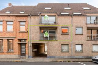 Ben je op zoek naar een ruim en comfortabel appartement op een centrale locatie in Roeselare? Dit eigendom in de kleinschalige residentie "HUVO" combineert een gunstige ligging met een praktische indeling en veel natuurlijk licht!<br /><br /><strong>Ligging: </strong>Het appartement geniet van een topligging in het centrum van Roeselare. Winkels, gezellige horeca en openbaar vervoer bevinden zich op wandelafstand. Dankzij de vlotte aansluiting op de E403 is ook de bereikbaarheid uitstekend. Ideaal voor wie centraal wil wonen met alle faciliteiten binnen handbereik.<br /><br /><strong>Indeling van het appartement:</strong><br />Het appartement bevindt zich op de eerste verdieping en biedt een functionele indeling. <br />De inkomhal leidt naar de lichte woonkamer met open keuken en handige berging. Vanuit de leefruimte heb je toegang tot het voorliggende terras, waar je heerlijk buiten kan vertoeven.<br />Er zijn twee volwaardige slaapkamers, waarvan één met directe toegang tot het achterliggende terras. De badkamer is voorzien van een lavabomeubel, ligbad en aansluitingen voor wasmachine en droogkast.<br />Achter het gebouw is er een afgesloten garagebox, optioneel mee aan te kopen voor €25.000.<br /><br /><strong>Technische kenmerken:</strong>
<ul>
	<li>Centrale verwarming op aardgas.</li>
	<li>PVC-ramen met dubbele beglazing.</li>
	<li>Conforme elektriciteit. </li>
	<li>EPC-label B (120 kWh/m²/jaar).</li>
</ul>
<strong>Extra troeven:</strong>

<ul>
	<li>Kleinschalige en verzorgde residentie.</li>
	<li>Instapklaar en energiezuinig wonen.</li>
	<li>Centrale ligging met alle voorzieningen dichtbij. </li>
	<li>Mogelijkheid tot aankoop van een afgesloten garagebox.</li>
	<li>Twee aangename terrassen.</li>
</ul>
Benieuwd om dit appartement te ontdekken? Neem gerust contact op met ons kantoor voor meer info of om een bezoek te plannen via 051/201 400.