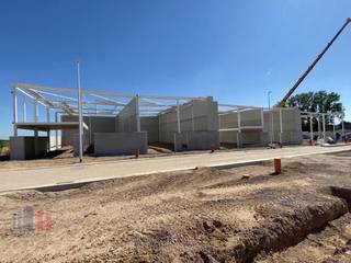 Unité PME de 955 m² stratégiquement située à vendre à Riemst.<br />Cette unité fait partie du tout nouveau parc PME « Op ’t Reeck », composé de 35 unités – un développement durable et de haute qualité à l’architecture moderne, situé dans un environnement verdoyant. L’emplacement offre une excellente accessibilité à proximité de l’E313 et de la N79, avec des connexions rapides vers Tongres, Maastricht et la frontière néerlandaise.<br /><br />L’unité PME casco est accessible via une porte sectionnelle avec une porte d’accès séparée et dispose d’une hauteur libre d’au moins 6 mètres. Comme l’unité est livrée casco, elle peut être entièrement aménagée selon les besoins spécifiques de votre entreprise. L’entrepôt est également équipé d’un sol en polybéton (capacité de charge de 1.000 kg/m²), d’un lanterneau avec exutoire de fumée, d’un système de détection incendie et de raccordements individuels aux utilities (eau et électricité – 80A).<br /><br />En outre, il est possible de prévoir une mezzanine supplémentaire de 109 m², sur demande, idéale pour des bureaux ou du stockage supplémentaire. La façade avant est équipée de grandes baies vitrées offrant un apport important de lumière naturelle. Pour l’unité A1, 11 places de parking privatives peuvent également être acquises.<br />Livraison prévue : T3 2026.<br /><br />Intéressé ou souhaitez-vous obtenir plus d’informations sur cette offre ?<br />Contactez PANORAMA B2B pour plus d’informations, les plans ou une visite sans engagement au +32 474 17 17 15.