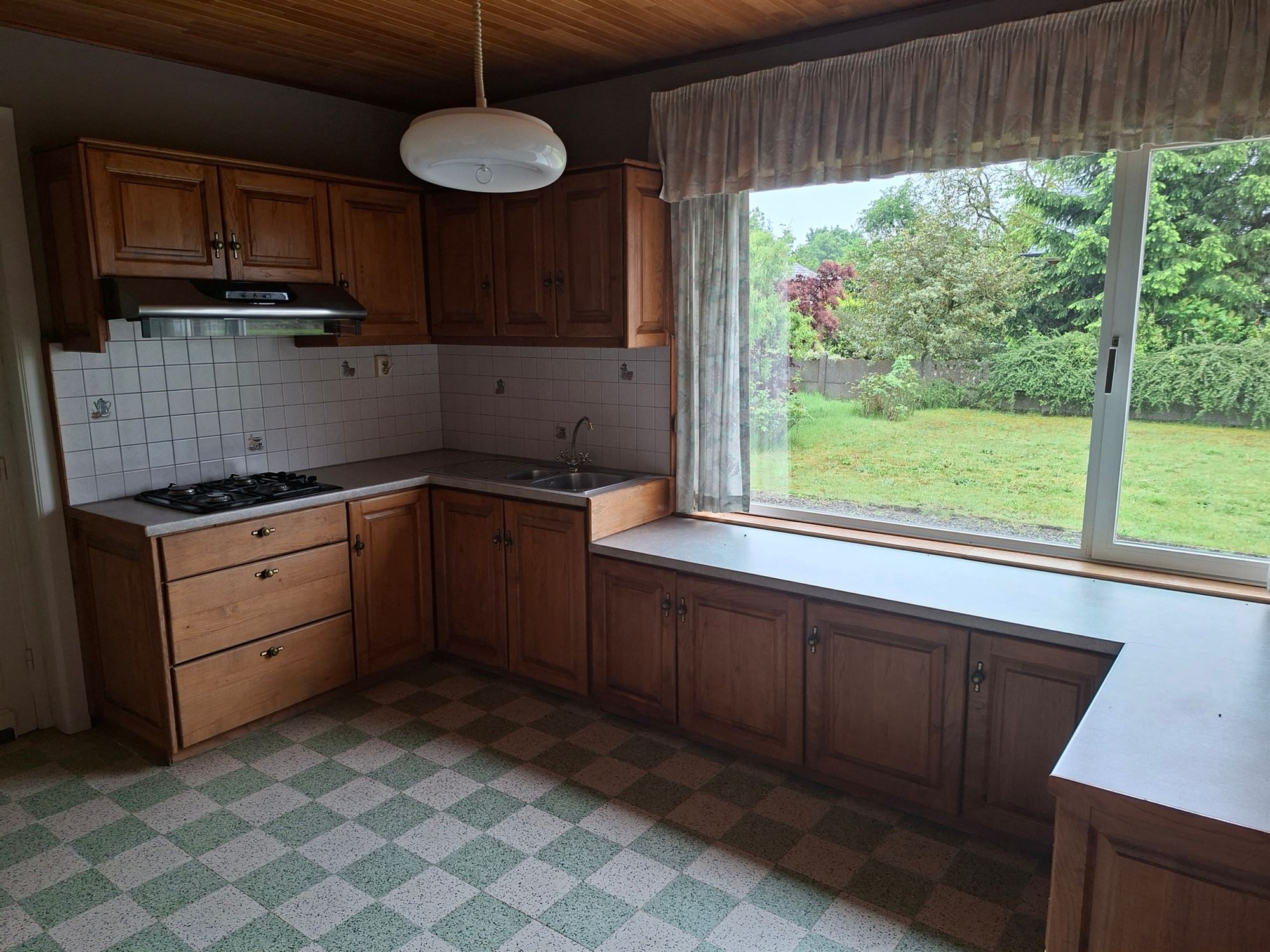 Volledig te renoveren woning met tal van mogelijkheden op een ruim perceel. - foto 3