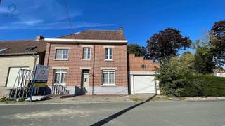 <h3><span>Instapklare gezinswoning met 3 slaapkamers, garage, atelier en prachtige tuin in het hart van de Vlaamse Ardennen</span></h3><p><span>Bent u op zoek naar een instapklare woning waar ruimte, comfort en rust centraal staan? Dan is deze charmante woning, gelegen in het hart van de Vlaamse Ardennen, precies wat u zoekt!</span></p><p><span>Troeven van deze woning:</span></p><ul><li><span> </span><span>3 ruime slaapkamers</span></li><li><span> </span><span>Grote garage met sectionaalpoort + aansluitend atelier</span></li><li><span> </span><span>Prachtige tuin met vrij uitzicht op de omliggende velden</span></li><li><span> </span><span>Twee leefruimtes</span><span> ideaal voor een bureau of speelruimte</span></li><li><span> </span><span>Volledig vernieuwde, moderne keuken</span><span> met alle hedendaags comfort</span></li><li><span> </span><span>Functionele wasruimte</span><span> met inbouwkasten, afzonderlijke douche en gastentoilet</span></li><li><span> </span><span>Recent vernieuwde badkamer</span><span> met ligbad, douchefunctie, lavabomeubel en toilet</span></li><li><span> </span><span>Overdekt terras</span><span> perfect om te genieten in elk seizoen</span></li><li><span> </span><span>Ruime zolderverdieping</span><span> met geïsoleerde vloerplaat mogelijkheid tot extra kamers</span></li><li><span> Centrale verwarming op aardgas</span></li><li><span> PVC ramen met dubbele beglazing</span></li><li><span> </span><span>Elektriciteit vernieuwd en volledig conform AREI</span></li><li><span> </span><span>EPC-label D geen renovatieverplichting!</span></li></ul><p><span>Deze woning biedt alles wat een modern gezin verlangt, gecombineerd met een schitterende landelijke ligging en een instant vakantiegevoel in eigen tuin.</span></p><h3><hr /><span>Laat u verrassen door de ruimte, de afwerking en het prachtige uitzicht. Een unieke kans!</span></h3><p><span>Interesse? Reageer via de advertentie met uw </span><span>naam en telefoonnummer</span><span> en wij nemen zo snel mogelijk contact met u op om een bezichtiging in te plannen. Wacht niet te lang dit pareltje is zo verkocht!</span></p>