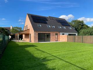 Deze prachtige half open bebouwing in Destelbergen is een droomwoning voor wie op zoek is naar comfort, ruimte en luxe. De woning, gebouwd in 2026, is van alle moderne gemakken voorzien en heeft een energielabel A, wat betekent dat de woning zeer energiezuinig is.<br /><br />Met een perceeloppervlakte van 560.00 en een bewoonbare oppervlakte van 174.00 biedt deze woning voldoende ruimte voor het hele gezin. De woning beschikt over 4 slaapkamers en 2 badkamers, waardoor er voldoende privacy en comfort is voor iedereen.<br /><br />De ruime tuin en het terras bieden de perfecte plek om te ontspannen en te genieten van het buitenleven.<br /><br />De ligging van de woning is ideaal, met alle voorzieningen op korte afstand. Heusden is een gezellige gemeente met een goede bereikbaarheid naar steden als Gent en Antwerpen via de R4 met aansluiting E40/E17.<br /><br />Alle ruimtes genieten door de grote ramen van veel daglicht, de vloerverwarming, de vele aansluitpunten stopcontacten en UTP zorgen voor optimaal wooncomfort. <br />De zeer mooi volledig ingerichte keuken draagt hier zeker bij toe. <br />Zonnepanelen en een regenwaterput zijn extra voorzieningen om energiezuinig te wonen.<br /><br />In de tuin is er een zeer ruime tuinberging voorzien. <br /><br />de snoeiwerken zullen uitgevoerd worden door de eigenaar en zijn voorzien in de maandelijkse huurprijs. <br /><br />Kortom, deze woning is een unieke kans voor wie op zoek is naar een ruime, comfortabele en energiezuinige woning in een aangename omgeving.<br /><br />alle info op www.poppe.be of via immo@poppe.be