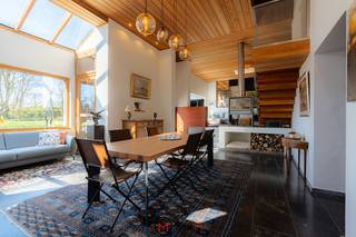 <h2><span>Deze prachtige vierkantshoeve te koop is gelegen op een ruim perceel van 26a69 in een rustige en groene omgeving in Bilzen.</span></h2>
Sommige woningen bieden meer dan enkel ruimte – ze bieden een gevoel.<br />Deze prachtige vierkantshoeve is zo’n plek waar charme, authenticiteit, rust en volledig privacy samenkomen.<br /><br />Van zodra je de hoeve binnenstapt, ervaar je een bijzonder gevoel van openheid en sereniteit.<br />De combinatie van authentieke materialen, warme houtstructuren, hoge plafonds en overvloedige lichtinval creëert een unieke woonbeleving.<br />Grote raampartijen verbinden binnen en buiten en bieden een prachtig zicht op de binnenkoer, op de achterliggende tuin en de omliggende weilanden.<br /><br />Deze eigendom biedt bovendien een uitzonderlijk potentieel. Dankzij de royale volumes en veelzijdige indeling kan deze hoeve volledig worden afgestemd op uiteenlopende woonwensen en levensstijlen.<br /><br />Een bijzondere troef is het aparte woongedeelte aan de voorzijde met leefruimte, keuken, slaapkamer en badkamer. Deze ruimte kan perfect worden gebruikt als kangoeroewoning of gastenverblijf of aangepast worden naar kantoor of praktijkruimte.<br /><br />De ligging combineert het beste van twee werelden: landelijke rust en privacy terwijl je toch geniet van een vlotte bereikbaarheid dankzij de nabijheid van de autosnelweg en is het historische Alden Biesen vlakbij.<br /><br /><strong>INDELING</strong><br />Bij het betreden van de woning kom je terecht in een imposante leefruimte met een indrukwekkend hoog plafond, warme houten accenten en een centrale houtkachel die het hart van de woning vormt.<br />Aansluitend bevindt zich een verhoogd zitgedeelte, ideaal als gezellige lees- of ontspanningsruimte.<br /><br />De leefruimte loopt naadloos over in de zomerleefruimte met eetruimte en verhoogde zithoek, waar binnen- en buitenleven op een natuurlijke manier samenkomen.<br />De keuken met kookeiland vormt een perfecte balans tussen hedendaags comfort en authentieke charme. Het gewelfde bakstenen plafond geeft deze ruimte een bijzonder karakter.<br />Daarnaast is er een praktijkruimte, volledig afgescheiden van zowel het extra woongedeelte aan de voorzijde als het hoofdvolume van de hoeve.<br /><br /><strong>VERDIEPING</strong><br />Op de verdieping bevinden zich vier slaapkamers, waaronder een ruime masterbedroom<br />met badkamer en dressing.<br />De overige 3 slaapkamers delen een tweede badkamer en beschikken eveneens over maatkasten en een dressing.<br /><br /><strong>BUITENRUIMTE</strong><br />De sfeervolle binnentuin met terras en open haard vormt een intieme plek waar je in alle rust kan genieten.<br />Aan de achterzijde strekt zich een prachtige tuin uit met verwarmde zwemvijver en een weids uitzicht over de omliggende velden zonder enige inkijk.<br /><br /><strong>Troeven van deze charmante vierkantshoeve:</strong>
<ul>
<li>Authentieke vierkantshoeve met karaktervolle elementen</li>
<li>Zeer ruime bewoonbare oppervlakte en veelzijdige indeling</li>
<li>Apart woongedeelte met tal van mogelijkheden (kangoeroewoning, praktijkruimte, kantoor)</li>
<li>Sfeervolle binnentuin met terras</li>
<li>Grote zuidwestgerichte tuin met verwarmde zwemvijver</li>
<li>Praktijkruimte met aparte inkom</li>
<li>Hoeve: 4 slaapkamers, 2 badkamers</li>
<li>Gastenverblijf: 1 slaapkamer, 1 badkamer</li>
<li>Garage en carport</li>
<li>Zonnepanelen</li>
<li>EPC C</li>
<li>Warmtepompboiler vernieuwd in 2025</li>
</ul>
Interesse in deze karaktervolle vierkantshoeve? Contacteer ons via Optie M vastgoed I carine@optie-m.be I 0478/41 58 70.<br />Wil je weten wat jouw woning waard is? Contacteer ons via bovenstaande gegevens.<br /><br />Extra informatie: GVG, WGLK, GMO, GVKR, GVV