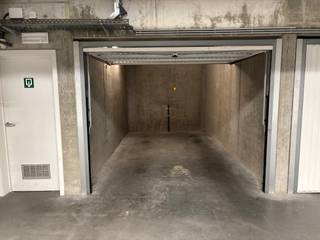 Gesloten, ruime garagebox te koop op een centrale locatie (op 2 min. wandelen van het strand); * Gelegen op verdieping -1 van residentie Villa...