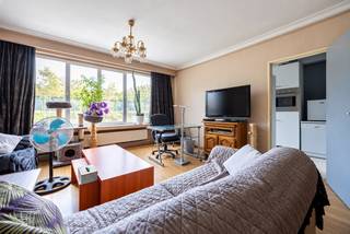 Bent u op zoek naar een fijn startersappartement of eerder naar een interessante investering? Dan stellen we u graag dit te renoveren appartement voor, gelegen op de 2de verdieping van een verzorgd gebouw.<br /><br />Indeling<br />U betreedt het appartement via een centraal gelegen inkomhal, die doorgang geeft aan een riante woonkamer (36m²), de keuken (9m²), een apart toilet, een badkamer en twee ruime slaapkamers (16m² en 12m²). De keuken is tevens bereikbaar via de woonkamer. Vanuit de tweede slaapkamer heeft u toegang tot een aangenaam, Zuid-Westgericht terras. Tot slot beschikt het appartement over een privatieve kelderberging nr. 45.<br /><br />Ligging<br />Het appartement geniet van een uitstekende ligging op een steenworp van het Rivierenhof en het kasteel Sterckshof, waar u kan genieten van diverse activiteiten en horecazaken. Ook het openbaar vervoer bevindt zich op wandelafstand. De belangrijkste verbindingswegen situeren zich vlakbij, waardoor u geniet van een uitstekende bereikbaarheid.<br /><br />Het appartement is momenteel verhuurd aan €865 per maand, + €125 provisie voor de huurder. Dit resulteert in een aantrekkelijk rendement van maar liefst 6,29%!<br /><br />Pluspunten<br />- Ruim appartement (99m²)<br />- EPC B<br />- Dakisolatie aanwezig<br />- Aantrekkelijk rendement<br /><br />Interesse in deze buitenkans? Bel dan snel naar One vastgoed via 03 360 85 30!