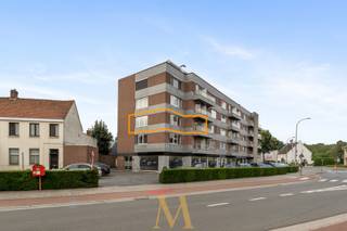 Op de tweede verdieping bevindt zich dit recent volledig vernieuwde hoekappartement, waar een aangename lichtinval, ruime vertrekken en hedendaags wooncomfort centraal staan. Dankzij de gunstige ligging in Waregem bevinden winkels, horeca, openbaar vervoer en het park zich op wandelafstand.<br /><br />De ruime inkomhal leidt naar de lichtrijke leefruimte. De grote raampartijen en hoekligging zorgen voor veel natuurlijk daglicht en versterken het open karakter van het appartement.<br /><br />De afzonderlijke keuken biedt toegang tot een gezellig terras en sluit aan op een praktische berging met aansluitingen voor wasmachine en droogkast.<br /><br />Verder zijn er twee volwaardige slaapkamers. Eén van de slaapkamers beschikt over rechtstreekse toegang tot een tweede terras. De badkamer is praktisch ingericht met een lavabo en een ligbad met douchefunctie.<br /><br />Ook aan opbergruimte is gedacht: bij het appartement hoort een privatieve kelderberging. Daarnaast zijn er voor het gebouw ruime gratis parkeermogelijkheden.<br /><br />Troeven
<ul>
<li>Recent volledig vernieuwd</li>
<li>Lichtrijk hoekappartement</li>
<li>2 terrassen</li>
<li>Conforme elektrische installatie</li>
<li>Energiezuinig EPC-label B</li>
<li>Privatieve kelderberging</li>
<li>Gratis parkeermogelijkheden voor de deur</li>
</ul>
<br />Interesse of wenst u een bezoek in te plannen?<br />Contacteer Maxime Vanneste via 0498 44 78 00 of info@maximevanneste.be.