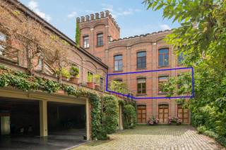 <p>Located in a stately historic building, this exclusive loft offers an exceptional blend of character, space and contemporary comfort. The authentic architecture and serene inner courtyard create the perfect setting for a unique living experience where history and modern elegance come together seamlessly.</p>
<p>Take the lift to the first floor, where this one-of-a-kind apartment awaits you. High ceilings, quality wooden plank floors, large windows and cast-iron columns create a harmonious living space full of character and charm. Adjacent to the living area is the kitchen, thoughtfully designed and equipped to meet modern-day comfort standards. The apartment further features a spacious bedroom (19 m²) and, of course, a bathroom fitted with a bathtub, shower and washbasin in a vanity unit.</p>
<p>As the icing on the cake, a generous terrace of no less than 13 m² completes the property – the perfect place to unwind and enjoy peace and tranquillity in the heart of the vibrant city.</p>
<p>Will you become the new owner of this stylish residence with a truly distinctive identity?</p>
<p>No more parking stress? Possibility to purchase a parking space for €25,000.00.</p>
<p>Monthly costs: €126.66 (including insurance, maintenance of the common areas, garden maintenance, lift, water and electricity for the common areas, syndic, etc.). The provision is charged quarterly with an annual settlement.</p>
<p>Technical details: EPC label B! Basement storage available, individual gas central heating via a condensing boiler, mainly high-efficiency wooden glazing. Lift available!</p>
<p>Urban planning information pending, soil certificate available. Asbestos-safe (but possibly not asbestos-free). The property is not located in a flood-risk zone (P- and G-score C). Renovation obligation does not apply.</p>
