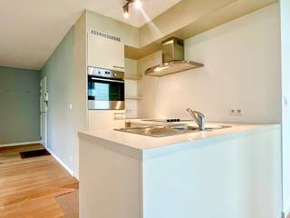 Dit <strong>prachtige</strong> <strong>2 slaapkamer</strong> appartement met een oppervlakte van 96 m² straalt <strong>luxe en comfort</strong> uit. De fantastische ligging nabij <strong>Gent-Zuid</strong>, in de nabijheid van fietsroutes die een makkelijke verbinding bieden naar het centrum en een makkelijke toegang naar de autosnelweg of de R40 is de perfecte uitvalsbasis voor wie in Gent wil wonen.<br /><br />Dit <strong>instapklare</strong> appartement is voorzien van <strong>design verlichting</strong> en <strong>gezellige gordijnen</strong>. De parket vloeren vormen voor een warm gevoel. De gezellige leefruimte is voorzien van een <strong>geïnstalleerde keuken. </strong>Het grote schuifraam biedt toegang to het leuke <strong>overdekte terras</strong>. Een aparte berging biedt ruimte voor wasmachine en droogkast. Er zijn <strong>2 ruime slaapkamers</strong>. De <strong>badkamer</strong> is voorzien van een wastafel en een inloopdouche. Er is een <strong>apart toilet</strong>.<br /><br />In de huurprijs van het appartement zit de huur van een <strong>ondergrondse staanplaats</strong> inbegrepen.<br /><br />Domicilie verplicht.<br />Huurprijs : <strong>1.200 Euro</strong> per maand<br />Huurwaarborg : 3 maanden huur<br />Gemeenschappelijke lasten : <strong>75 Euro provisie per maand</strong><br />Er zijn individuele tellers voor water, gas en electriciteit.<br />Mobiscore : 9,5/10<br /><strong>Beschikbaarheid: onmiddellijk</strong><br />Bezoeken enkel na afspraak.<br /><br /><strong>Een bezoek plannen? Dit kan enkel via onze website www.stellarimmo.be/te-huur. Ga naar het pand en klik op de Een bezoek aanvragen knop onder de foto van de makelaar. </strong><br /><br /><strong>Verdere info via martine@stellarimmo.be</strong>