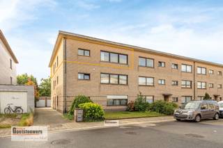 <p><span>Ruim 2-slaapkamer appartement van 125 m² gelegen in een rustige woonwijk nabij winkels, scholen en openbaar vervoer. Vlotte verbinding naar de haven van Antwerpen.</span></p><p><span> </span></p><p><span>De indeling:</span></p><p><span> </span></p><p><span>- Woonkamer en keuken:</span><span> ruime living op parket met open uitzicht en ingerichte keuken</span></p><p><span>- Terras:</span><span> zuidgericht terras van 11 m²</span></p><p><span>- Slaapkamers en badkamer:</span><span> 2 ruime slaapkamers van 22m² en 10m² en volledig betegelde badkamer met douche</span></p><p><span>- Extra's:</span><span> praktische berging voor wasmachine en droogkast en apart toilet</span></p><p><span> </span></p><p><span>Belangrijke troeven:</span></p><p><span> </span></p><p><span>- Verwarming: </span><span>Junkers gascondensatiebrander van 2008 - energiezuinig: epc-label B</span></p><p><span>- Comfort: </span><span>dubbele beglazing en rolluiken</span></p><p><span>- Onkosten: </span><span>lage maandelijkse kosten (€30)/ alle nuts voorzieningen zijn individueel</span></p><p><span>- Parkeren: </span><span>verplichte garage (€ 30.000), inpandige garagebox van 20 m² bereikbaar via de hal</span></p><p><span> </span></p>