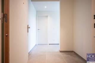 <strong>De ligging</strong><br />Dit <strong>nieuwbouwappartement </strong>is gelegen op het eerste verdiep van 'Residentie Menu', een <strong>gloednieuw opgerichte residentie met strakke architecturale vormen </strong>in hartje Kruishoutem. De <strong>markt van Kruishoutem met diverse winkels</strong> is gelegen op 500 m wandelafstand, het <strong>openbaar vervoer</strong> stopt vlakbij (bushalte Nieuw Plein). Dankzij diverse verbindingswegen bereikt u alle omliggende centra (Deinze, Waregem, Zulte, Oudenaarde...) op nog geen 10 min. rijden, het op- & afrittencomplex van de E17 (afrit 6 Kruishoutem) bereikt u op amper 4 min. rijden waardoor u binnen het halfuur beide centrumsteden Gent/Kortrijk kan bereiken. Kortom, <strong>een locatie met goede bereikbaarheid</strong>!<br /><br /><strong>Het appartement</strong><br />Het appartement zelf is gelegen op het <strong>eerste verdiep </strong>van de residentie en beschikt ondermeer over 2 slaapkamers, een zéér ruime en lichtrijke woonkamer met high-end keuken, terras en carport. Bijkomend beschikt het gebouw over een <strong>gemeenschappelijke fietsenberging </strong>én <strong>gemeenschappelijke vuilnisberging</strong>. Een lift is aanwezig in het gebouw.<br /><br /><strong>De indeling</strong><br />Inkom - afzonderlijk toilet - leefruimte met open keuken - terras - keukenberging - badkamer - <strong>2 slaapkamers</strong>;<br />Tevens beschikt u over een <strong>carport </strong>op gemeenschappelijke parking van het gebouw.<br /><br /><strong>Kenmerken</strong><br />- bruikbare vloeroppervlakte: 83 m²<br /><strong>- lucht-water warmtepomp + vloerverwarming</strong><br />- zonnepanelen<br />-<span> ventilatiesysteem C+</span><br /><span>- EPC: < E20</span><br /><br /><strong><span>Troeven</span></strong><br /><span>- gunstig gelegen appartement!!</span><br /><span>- gloednieuw gebouw in mooie architecturale stijl!!</span><br /><span>- high-end afwerking!!</span><br /><span>- energiezuinig!!</span><br /><br /><span>Beschikbaarheid: onmiddellijk / overeen te komen</span><br /><br /><span>Gemeen. kosten: 65,00 EUR / maand</span><br /><br />Voor meer informatie of een bezoek ter plaatse reageer via het contactformulier of stuur naar info@hckinvest.be