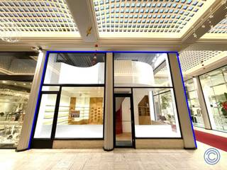 <p><span>Informations sur les propriétés commerciales :</span></p><p><span>Magnifique espace commercial dans le quartier commerçant 'Wild Sea'. Cette propriété en coin offre une opportunité unique d'établir votre entreprise dans le centre commercial 'New Gaanderij' idéal pour une boutique, une galerie ou un commerce exclusif. La vitrine d'environ 9 m assure une grande visibilité. Le rez-de-chaussée (environ 27m²) est doté d'un parquet à chevrons chaleureux, d'armoires encastrées sur mesure et d'un éclairage qui assure une présentation parfaite des produits. A l'étage supérieur (environ 22m²) de la propriété, il y a un espace de stockage pratique avec des étagères de rangement. Équipé de l'air conditionné et à l'arrière d'une toilette séparée avec lavabo. Charges générales : provision d'environ 280 EUR/m pour le gaz, l'eau, l'entretien des parties communes, la décoration, les volets,... Disponible : 1/01/2026. Faites de cet espace la carte de visite de votre enseigne.</span></p><p><span> </span></p><p><span>Aménagement</span></p><ul><li><span>A l'origine, il s'agissait de 2 magasins séparés qui ont été fusionnés en un seul magasin spacieux avec des finitions de qualité. </span></li><li><span>Vitrine sur tout le coin d'environ 9m !</span></li><li><span>Espace commercial d'environ</span><span><sup>27m2</sup></span><span> sur un parquet à chevrons clair, équipé de placards et d'étagères en bois. Hauteur sous plafond de 2,8 m sur l'ensemble de l'espace. </span></li><li><span>Espace supérieur d'environ 22m²</span><span><sup> </sup></span><span>accessible par un escalier fixe ; idéal comme espace de rangement avec étagères de rangement. Equipé de 2 climatiseurs soufflant de l'air chaud et froid et d'un WC séparé avec lave-mains à l'arrière.</span></li></ul><p><span> </span></p><ul><li><span>Utilisation possible : magasin/boutique.</span></li><li><span>EPC non applicable.</span></li><li><span>Chauffage par climatisation et radiateurs. </span></li></ul><p><span> </span></p><p><span>Informations sur la location :</span></p><ul><li><span>Loyer : 1 250 EUR/mois + 380 EUR/mois de charges.</span></li><li><span>Disponible à partir du 1/01/2026.</span></li></ul><p><span> </span></p><ul><li><span>Taxe foncière à la charge du locataire : environ 2 030 EUR/an.</span></li><li><span>Frais généraux : provision d'environ 380 EUR/mois pour le gaz et l'eau + utilisation des installations de la galerie : entretien et éclairage des parties communes, décoration, volets,....</span></li><li><span>Consommation individuelle d'électricité. </span></li><li><span>Garantie : 6 mois.</span></li><li><span>La préparation du descriptif du lieu est négociable. </span></li></ul><p><span> </span></p><p><span>Immeuble :</span></p><ul><li><span>Galerie commerciale bien entretenue composée de plusieurs espaces commerciaux au rez-de-chaussée et de 6 étages d'appartements. </span></li></ul><p><span> </span></p><p><span>Emplacement :</span></p><ul><li><span>Excellent emplacement dans la célèbre Nouvelle Galerie avec de nombreuses boutiques.</span></li><li><span>Connexion entre les rues commerçantes de Wilde Zee et Huidevettersstraat. </span></li><li><span>MOBISCORE : 9,5/10 !</span></li></ul><p><span> </span></p><p><span> </span></p><p><span>*Les informations contenues dans ce prospectus sont données à titre indicatif : les candidats locataires doivent faire leur propre affaire de l'obtention, de la vérification et de l'interprétation de ces informations.</span></p><p><span> </span></p>