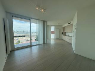 Magnifique appartement de 2 chambres avec vue sur la place de la gare !Découvrez ce magnifique appartement neuf situé dans le centre de Malines, à proximité de tous les commerces et de la gare.L'appartement comprend un salon spacieux et lumineux, une cuisine semi-ouverte, une salle de bains et 2 chambres. Il dispose également d'une belle terrasse offrant une vue magnifique.Disponible immédiatement.