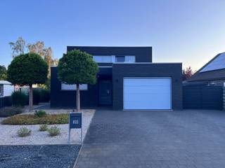 Ruime moderne woning met garage en ruim tuinhuis gelegen in een rustige omgeving. Op wandelafstand van het centrum (+-500 meter) en eveneens bereikbaar met openbaar vervoer. Nabij gelegen aan een bosrijke omgeving en natuurgebied. Woning heeft op gelijkvloers een ruime leefruimte, living en met open keuken met uitzicht naar de tuin, een berging, en een wasruimte, garage, en aan straatkant een kantoorruimte of extra slaapkamer en toilet. Op 1ste verdiep, 3 slaapkamers, een ruime badkamer met douche en hoekbad, 1 toilet, op gelijkvloers Tuin omsloten met omheining, veilige en ruime speelruimte voor kinderen.