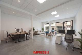 <p><span> </span></p><p><span>Ruim handels gelijkvloers van ca 81m² in opkomende buurt, ruime kelder van ca 52m², aparte wc en douche</span></p><p><span>Op zoek naar een plek voor je nieuwe zaak; kantoor, praktijk of atelier? In dit ruime handels gelijkvloers aan de Lange Slachterijstraat heb je een mooie oppervlakte van ca. 81m² én de vrijheid om alles naar eigen smaak en noden in te richten. Met z'n casco-afwerking bepaal jij het concept, de look én de indeling. Inclusief aparte douche, wc en een extra kelderverdieping met diverse mogelijkheden.</span></p><p><span> </span></p><p><span>Vrijheid, ruimte &amp; bereikbaarheid</span></p><p><span>Dit gelijkvloers is ideaal voor wie een project op maat zoekt, op een locatie die toekomstpotentieel uitstraalt. De Lange Slachterijstraat ligt in een wijk in volle ontwikkeling, vlakbij Park Spoor Noord en met een vlotte verbinding richting centrum, Ring en invalswegen in elke windrichting. Om de hoek vind je alle grote supermarkten en horeca die je maar wenst.</span></p><p><span> </span></p><p><span>Slachthuissite</span></p><p><span>Denk: </span><span>pleinen en parken die verbonden worden met elkaar maar ook met de ruimere omgeving en de buurt een groen en publiek karakter geven.</span><span> <span>https://www.antwerpenmorgen.be/nl/projecten/slachthuissite-noordschippersdok-lobroekdok/over</span></span></p><p><span> </span></p><p><span>Maatregelenregister: in aanvraag</span></p><p><span> </span></p><p><span> </span></p><p><span> </span></p><p><span> </span></p>