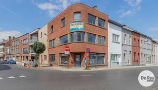 AALST - Bent u op zoek naar een instapklaar appartement op een toplocatie? Dan is dit ruime appartement op de eerste verdieping, gelegen in het hart van Aalst, zeker een bezoek waard.<br /><br />Gelegen in een kleinschalig gebouw, geniet u hier van een centrale woonomgeving met geen gemeenschappelijke kosten. Bovendien is er geen syndicus, wat een extra financiële troef is.<br />Het appartement beschikt over een inkomhal met berging en apart toilet, een ruime en lichtrijke leefruimte, een ingerichte keuken, twee volwaardige slaapkamers, een badkamer met douche. Daarnaast is er een praktische kelderberging, ideaal voor extra opslagruimte.<br />Dankzij de centrale verwarming op aardgas, dubbele beglazing en het gunstige EPC-label B woont u comfortabel én energiezuinig.<br /><br />De ligging in het centrum van Aalst is ideaal: winkels, scholen, horeca en openbaar vervoer bevinden zich op wandelafstand, waardoor u alle dagelijkse voorzieningen binnen handbereik heeft.<br /><br />Kortom: Een ideale woning voor starters, koppels of als interessante investering.<br /><br />Meer info of bezoek: 053/60.65.60<br /><br />De vermelde prijs is een richtprijs. Na ontvangst van de biedingen zal de verkoper beslissen of hij/zij de eigendom verkoopt aan het beste bod. De richtprijs is aldus niet bindend voor de verkoper. Voor meer info kunt u ons contacteren of het reglement raadplegen op onze website.