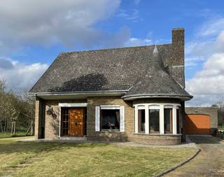 Deze unieke te renoveren villa met torentje uit 1965 is te koop in Ronse, midden in de Vlaamse Ardennen.De woning is gelegen in een groene omgeving,...
