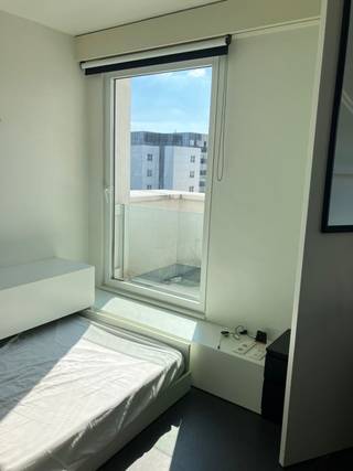 Op zoek naar een comfortabel en modern studentenkot in hartje Antwerpen? Of wil je je zoon of dochter een zorgeloze studietijd garanderen vlak bij de campus? Dan is dit instapklare kot op de Italiëlei exact wat je zoekt!<br /><br />Toplocatie:<br />Gelegen op slechts enkele meters van de AP Hogeschool – Campus Spoor Noord, midden in de levendige studentenbuurt. Dankzij de tramhalte ‘Noorderplaats’ recht tegenover het gebouw ben je in geen tijd overal in de stad. <br /><br />Waarom kiezen voor dit kot?<br />Deze ruime studio op de 6e verdieping is uitgerust met een eigen keuken, badkamer met douche en een wc. Vanuit het raam heeft u een mooi zicht op de stad. <br />✔️ Eigen sanitair (wc, douche, wastafel en spiegel)<br />✔️ Privé koelkast met diepvriesvak<br />✔️ Slim en stijlvol ingericht met conceptmeubilair (bed, bureau, kleerkast en boekenkast)<br />✔️ Gezellige gemeenschappelijke keuken met veel lichtinval<br />✔️ Groene binnenpatio – een rustige plek in de stad<br />✔️ Veilige fietsenstalling op het terrein<br /><br />Het kot bevindt zich in een kleinschalig en aangenaam gebouw met slechts enkele studentenkamers – ideaal voor wie de voordelen van samenleven wil combineren met de nodige rust en privacy.<br /><br />Huidig wordt het pand verhuurd sedert 1 september 2025.<br />De huurprijs bedraagt: €650<br />Het kan dus ook aangekocht worden als een veilige en rendabele investering.<br /><br /><br />Wenst u een bezichtiging dan kan u steeds mailen naar  jeffrey@jurimmo.be of bellen naar 03 369 23 55