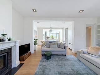 Dit prachtig gebouw met gemengd gebruik situeert zich in de schaduw van de kerktoren te Oombergen, in de onmiddellijke omgeving van de N42 en N46. Ook openbaar vervoer, scholen, winkels, ... bevinden zich vlakbij. Het gebouw heeft enorm veel charme en werd piekfijn gerenoveerd in een gemixte stijl van authenticiteit en modern en dit met oog voor detail en functionaliteit. Deze eigendom is de uitgelezen kans voor wie op zoek is naar de combinatie van stijlvol wonen met een winkelruimte, zelfstandig of vrij beroep, kangoeroe wonen, ... en zo veel meer!<br />Indeling: gelijkvloers: open handelsruimte met gepolierde betonvloer, garage met doorrij mogelijkheid (momenteel eveneens ingericht als winkel en afgesloten met automatische stalen glasdeur), achteraan nog een kitchenette met toilet en extra berg- of stockruimte.<br />Eerste verdieping: via de prachtige traphal komt men in de open leefruimte met authentieke schouw, eetplaats, afzonderlijke bureau, open keuken ingericht met toestellen en aansluitend een zonnig terras, berging, toilet, slaapkamer met bergruimte en douchekamer (douchekamer nog in te richten, voorzieningen reeds aanwezig).<br />Tweede verdieping: masterbedroom met open dressing, badkamer met vrijstaand ligbad, grote lavabo, douche en toilet, er is eveneens nog een technische ruimte op deze verdieping. Zowel de eerste als de tweede verdieping zijn afgewerkt met parketvloer. Verder is er nog een kelder aanwezig.<br />Buiten: uiterst gezellig en ruim terras, afgesloten tuin grenzend aan weide, oriëntatie op het westen.<br />UNIEKE EIGENDOM MET BREDE WAAIER AAN MOGELIJKHEDEN EN EEN JUISTE PRIJS-KWALITEITVERHOUDING!! <br />CV aardgas, zonneboiler, houten ramen met HR-glas, muren en dak geïsoleerd, verdiepingen met houten roostering. EPC: 224 kWh/(m² jaar), energielabel C, bewoonbare oppervlakte volgens EPC: 274 m² (kelder en garage niet inbegrepen), KI: €1.070, asbestveilig, elektrische installatie conform het AREI. <br />Woongebied met landelijk karakter, agrarisch gebied, vergunning uitgereikt, geen rechterlijke of bestuurlijke maatregel opgelegd, geen voorkooprecht, geen verkavelingsvergunning uitgereikt. Geen risicozone voor overstromingen, P-score A, G-score A. <br />U kan de beschikbare attesten bij verkoop downloaden via de website janssens-leroy.be.