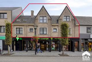 <span><span><span>Op zoek naar wooncomfort met alle troeven binnen handbereik? Deze <strong>exclusieve penthouse</strong> van maar liefst <strong>220 m²</strong> combineert ruimte, licht en luxe. De eigendom bevindt zich op een <strong>centrale ligging</strong> op wandelafstand van verschillende horecazaken, winkels en scholen., alsook een snelle toegang naar belangrijke verbindingswegen.<br /><br /><strong><u>Troeven:</u></strong></span></span></span>
<ul><li><span><span><span><span>3 volwaardige slaapkamers</span></span></span></span></li><li><span><span><span><span>Gunstig EPC B-label</span></span></span></span></li><li><span><span><span><span>Groot zonnig terras</span></span></span></span></li><li><span><span><span><span>Mogelijkheid tot huren van een garagebox</span></span></span></span></li></ul>
<br /><span><span><strong><span>Een zeldzame kans voor wie ruimte, licht en ligging wil combineren.</span></strong><span> Ideaal voor gezinnen, mensen die thuiswerken of gewoon houden van comfort in de stad!</span></span></span><br /><br />