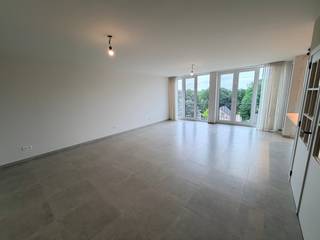 Genk - centrum : Volledig gerenoveerd, ruim en centraal gelegen appartement met 3 slaapkamers en 2 terrassen.<br /><br />Op zoek naar een instapklaar en centraal gelegen appartement?<br />Dan is dit volledig gerenoveerd en verzorgd appartement met een gezellige<strong> </strong>indeling van woonkamer met open keuken, 3 slaapkamers, 1 badkamer, 2 terrassen ideaal voor wie comfortabel, centraal en rustig wil wonen.<br /><br /><u>Indeling</u><br />Het appartement bevindt zich op de zesde verdieping en beschikt over:
<ul>
<li>Inkomhal voorzien van inbouwkasten/vestiaire</li>
<li>Woonkamer</li>
<li>Open keuken die is uitgerust met grote koelkast, diepvries, inductie kookplaat, combi-oven, spoelbak en vaatwasser</li>
<li>3 slaapkamers met elk een schuifraam en vliegenraam. Elke slaapkamer geeft toegang tot het terras aan de achterzijde.</li>
<li>Badkamer met wastafel, spiegelkast, handdoekradiator en inloopdouche</li>
<li>Apart toilet</li>
<li>Wasplaats met uitgietbak en aansluitingen voor wasmachine en droogkast</li>
<li>Airco's voor koeling en verwarming </li>
</ul>
<u>Troeven:</u>
<ul>
<li>Volledig gerenoveerd appartement </li>
<li>Alle ramen zijn vernieuwd en voorzien van (rol)gordijnen </li>
<li>Topligging in het centrum van Genk</li>
<li>Fietsenberging in de kelder </li>
<li>Vliegenramen</li>
</ul>
<u>Ligging:</u>
<ul>
<li>Vlakbij scholen en winkels</li>
<li>Bushalte op wandelafstand</li>
<li>Vlotte verbinding naar het centrum/autostrade/verbindingswegen</li>
</ul>
<br />Ideaal voor wie comfortabel en centraal wil wonen met alle praktische voorzieningen binnen handbereik.<br /><br />Interesse in dit appartement? Neem dan snel contact op met Jurimex op 089/308.700 of via info@jurimex.be voor meer informatie of een bezichtiging.<br />