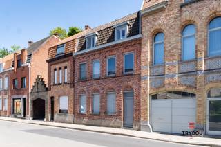 Wonen in hartje Ieper, op een boogscheut van de Menenpoort én net buiten de drukte? Deze charmante stadswoning biedt het beste van twee werelden: een centrale ligging én een rustige thuisbasis.<br /><br />De woning verwelkomt je met een gezellige zithoek en een open eetruimte die mooi aansluit op de praktische, volledig uitgeruste keuken. Achteraan bevindt zich een handige wasberging met apart toilet, en een knusse stadskoer waar je in alle privacy buiten kan ontspannen.<br /><br />Boven vind je drie slaapkamers, een aparte dressingruimte en een ruime badkamer met zowel bad als douche – ideaal voor wie houdt van comfort en functionaliteit.<br /><br />Troeven op een rij:<br /><br />Uitstekende ligging vlak bij de Menenpoort<br />Gezellige leefruimte en moderne keuken<br />3 slaapkamers + dressing<br />Badkamer met bad én douche<br />Wasberging met apart toilet<br />Stadskoer voor gezellige buitenmomenten<br /><br />📞 Interesse? Contacteer Maud, Celine of Thijs:<br />📲 051 57 54 61<br />📧 celine@grouptrybou.be | thijs@grouptrybou.be | maud@grouptrybou.be