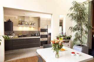 Uitzonderlijk herenhuis met wellness in hartje Mechelen Unieke troeven * Authentieke elementen: hoge plafonds, originele haarden *...