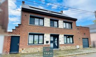 SOUS OPTION Neufvilles, dans un joli quartier résidentiel offrant de belles perspectives sur la campagne, grande maison toute rénovée. Elle propose...