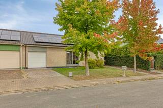 Zeer rustig gelegen bungalow op 5a 59ca. De woning is gelegen in een rustige en zeer kindvriendelijke buurt in dichte nabijheid van openbaar vervoer, diverse warenhuizen, op- en afrittencomplex E40, scholen en prachtige wandel + fietsroutes. Ze werd als volgt ingedeeld: een inkomhal met gastentoilet, een lichtrijke leefruimte, een ruime keuken met aansluitend een veranda, de badkamer en 3 ruime slaapkamers. Verder beschikt men nog over een ruime garage (met plaats voor wasmachine en droogkast), een bergzolder, voldoende parkeerplaats en zonnepanelen (met groene stroomcertificaten). De onderhoudsvriendelijke tuin met terras biedt een extra troef. | Extra troeven : Zeer kindvriendelijke buurt (doodlopende straat) | Asbestveilig | Ideaal in het kader van levenslang wonen | Volledig op het gelijkvloers | Wenst u meer informatie of een bezoek? Aarzel niet en stuur een mail naar Louis@immoaccenta.be