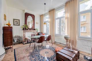 <p><span>Instapklaar en veelzijdig </span><span>huis</span><span> met </span><span>3/4 slaapkamers</span><span>, een </span><span>dakterras.</span><span> De gelijkvloerse ruimte/slaapkamer die perfect kan dienen als </span><span>praktijk of hobbyruimte</span><span>. Gelegen op een centrale locatie in </span><span>Antwerpe</span><span>n, op wandelafstand van Park Spoor Noord. </span></p><p><span> </span></p><p><span>Ruim woning met drie slaapkamers en een praktische indeling: op het gelijkvloers een hobby- of praktijkruimte, op de eerste verdieping een lichtrijke woonkamer met keuken, op de tweede verdieping een ruime slaapkamer met ensuite badkamer en op de derde verdieping twee slaapkamers en een bureauruimte. Ideaal gelegen op wandelafstand van scholen, winkels, parken en openbaar vervoer. </span></p><p><span> </span></p><p><span>Indeling</span></p><p><span> </span></p><p><span>Gelijkvloers</span></p><p><span>- inkomhal en toegang tot kelder</span></p><p><span>- koer</span></p><p><span>- praktijk of hobbykamer, eventueel een slaapkamer 1</span></p><p><span> </span></p><p><span>Eerste verdieping </span></p><p><span>- woonkamer</span></p><p><span>- geïnstalleerde keuken</span></p><p><span> </span></p><p><span>Tweede verdieping </span></p><p><span>- slaapkamer 2</span></p><p><span>- ensuite badkamer met douche en lavabo</span></p><p><span> </span></p><p><span>Derde verdieping </span></p><p><span>- slaapkamer 3</span></p><p><span>- slaapkamer 4</span></p><p><span>- toegang naar dakterras (15m²)</span></p><p><span> </span></p><p><span>Extra informatie</span></p><p><span>- ramen in PVC kader met dubbele beglazing</span></p><p><span>- dakisolatie en voorgevel in crepi voorzien van isolatie</span></p><p><span>- elektrische installaties conform AREI</span></p><p><span>- beschikbaar bij akte</span></p><p><span>- gunstig EPC kengetal van 187 kWh/m², label B</span></p><p><span>- kelder</span></p><p><span>- asbestveilig attest</span></p><p><span> </span></p><p><span>Ben jij geïnteresseerd in dit appartement te koop in Antwerpen, ben je op zoek naar ander vastgoed of wens je de waarde van jouw eigendom te kennen? Dan ben je bij BOLT immo aan het juiste adres! Wij helpen jou graag verder.</span></p><p><span> </span></p>