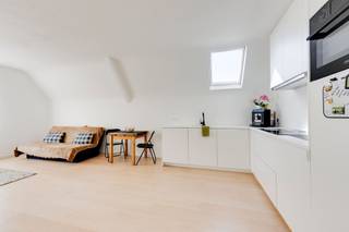 <p><span>Ontdek dit volledig gerenoveerde appartement met één slaapkamer, gelegen op de derde en bovenste verdieping in het centrum van Herentals. Dankzij de centrale ligging bevinden winkels, scholen, horeca en openbaar vervoer zich op wandelafstand.</span></p><p><span>De ruime leefruimte geniet dankzij de grote ramen aan de voorzijde van een aangename natuurlijke lichtinval en staat in directe verbinding met de open keuken, uitgerust met de nodige toestellen. Verder beschikt het appartement over een zeer ruime slaapkamer, een moderne badkamer met dubbele lavabo en inloopdouche, een aparte wasplaats/berging en een afzonderlijk toilet.</span></p><p><span>Het appartement beschikt eveneens over een terras. Een privatieve kelderberging en bovengrondse autostaanplaats zijn inbegrepen in de verkoopprijs. De verwarming en koeling worden voorzien via een lucht-luchtwarmtepomp.</span></p><p><span>Het appartement werd recent volledig gerenoveerd en is bijgevolg instapklaar. Bovendien is het momenteel verhuurd aan 755 per maand, waardoor het appartement ook bijzonder interessant is als investeringseigendom met een bestaande huurstroom.</span></p><p><span>Bijzonderheden</span></p><ul><li><span>Volledig gerenoveerd in 2023</span></li><li><span>Ruimtelijk gevoel en veel natuurlijke lichtinval</span></li><li><span>Bovengrondse autostaanplaats inbegrepen</span></li><li><span>Lucht-luchtwarmtepomp</span></li><li><span>Centrale ligging in Herentals</span></li><li><span>Momenteel verhuurd aan 755€ per maand</span></li></ul><p><span>Bent u op zoek naar een instapklaar appartement in het centrum van Herentals, voor eigen bewoning of als investering? Contacteer ons via <span>thomas.onzia@urbainvastgoed.be</span></span><span> of bel 03 501 97 16 voor meer informatie of een bezoek.</span></p><p><span>Stedenbouwkundige inlichtingen en bodemattest in aanvraag.</span></p>