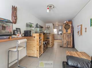 <strong>IDEALIS VASTGOED – CHARMANTE EENGEZINSWONING TE WIJCHMAAL, PEER! Deze woning omvat ca. 70m² bewoonbare oppervlakte op een perceel van ca. 1a33ca met op het gelijkvloers woonkamer en keuken en op de verdieping slaapkamer, nachthal en badkamer. Uiterst geschikt voor kandidaten op zoek naar een betaalbare woning.</strong><br /><br /><strong>LIGGING: </strong><br />Deze woning is gelegen in de spoorwegstraat in Wijchmaal, een deelgemeente van Peer. Het pand is onderdeel van de zone “De sigarenfabriek Hoefnagels”. Winkels, horeca, sportfaciliteiten en openbaar vervoer zijn vlot bereikbaar. Centraal gelegen ten opzichte van omliggende gemeenten en op een steenworp van de snelweg Noord-Zuid!<br /><br /><strong>INDELING: </strong><br /><strong>Gelijkvloerse verdieping: </strong><br /> – open woonkamer – uitgeruste keuken voorzien van veel opbergruimte, spoelbak, kookvuur, dampkamp en koelkast –<br /><br /><strong>1<sup>ste </sup> verdieping:</strong><br />– nachthal – slaapkamer –- badkamer (douche met wastafel en spiegel) –<br /><br /><strong>Tuin: </strong><br />– Aangenaam en onderhoudsvriendelijk perceel –<br /><br /><strong>BIJZONDERHEDEN:</strong><br />- Rustige ligging in doodlopende straat<br />- Gunstige EPC-score<br />- Instapklaar<br />- Aangename onderhoudsvriendelijke tuin<br />- Perceel van 1a23ca<br /><br /><strong>EPC: Label C - 260kWh/(m²jaar) 20221120-0002730514-RES-1<br /><br />O-peil:</strong> niet overstromingsgevoelig<br /><strong>P-score:</strong> A<br /><strong>G-score:</strong> A<br /><br /><strong>Benieuwd naar deze woning? Ons IDEALIS Team geeft U met plezier en steeds vrijblijvend de nodige informatie via e-mail , ter plaatse of op ons kantoor te Pelt.<br />Wenst U advies omtrent uw eigen woning? Graag plannen wij vrijblijvend met U een afspraak in om onze expertise met U te delen, steeds tot Uw dienst!!<br />Neem contact op met IDEALIS VASTGOED op 011/515 565 of mail naar info@idealisvastgoed.be!</strong>