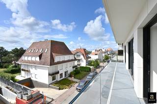 <p><strong>South-facing 1-bedroom apartment with open view – Albertstrand / Rubensplein</strong></p>
<p>Located on the Jozef Nellenslaan, just 150 metres from the seafront promenade, this charming one-bedroom apartment offers an open view over the elegant villa residences across the street. Thanks to its south-facing orientation, the apartment enjoys natural daylight throughout the day and a warm, inviting atmosphere.</p>
<p>The property features a spacious living room with access to a sunny front terrace, while at the rear, another large terrace offers a pleasant outdoor space. The modern bathroom includes a bathtub, and the fully equipped kitchen ensures maximum comfort. A practical storage room adds to the convenience.</p>
<p>A private cellar is included with the apartment, and there is a convenient bicycle storage area on the ground floor.</p>
<p>For those seeking extra convenience, a large garage box is available for purchase within the building. The asking price for the garage is €150,000.</p>