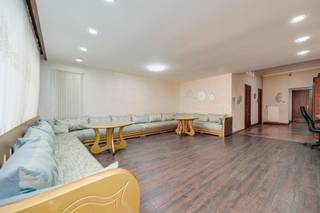 <p><span>Deze uitzonderlijk </span><span>ruime woning</span><span> is gelegen aan de Bredabaan in Merksem, vlak bij winkels, scholen en openbaar vervoer. Dankzij een bewoonbare oppervlakte van maar liefst </span><span>415m²</span><span> (cfr. EPC) biedt het pand veel mogelijkheden voor een groot gezin, een combinatie van wonen en werken of wie simpelweg op zoek is naar heel veel ruimte.</span></p><p><span> </span></p><p><span>De woning beschikt over een grote leefruimte, een geïnstalleerde keuken en </span><span>zes ruime slaapkamers</span><span>. Hoge plafonds en authentieke elementen zorgen voor karakter en veel lichtinval. Achteraan bevindt zich een grote, groene </span><span>tuin</span><span>: een zeldzame troef op deze centrale locatie.</span></p><p><span> </span></p><p><span>Indeling</span></p><p><span>- ruime inkomhal</span></p><p><span>- grote leefruimte</span></p><p><span>- geïnstalleerde keuken</span></p><p><span>- zes slaapkamers</span></p><p><span>- badkamer</span></p><p><span>- praktische berg- en wasruimtes</span></p><p><span>- grote, groene tuin</span></p><p><span> </span></p><p><span>Troeven:</span></p><p><span>- maar liefst 415m² bewoonbare oppervlakte</span></p><p><span>- uitzonderlijk veel ruimte en mogelijkheden</span></p><p><span>- grote tuin</span></p><p><span>- geschikt voor een groot gezin of combinatie wonen en werken</span></p><p><span>- authentieke elementen en hoge plafonds</span></p><p><span>- centrale ligging in Merksem</span></p><p><span>- winkels en openbaar vervoer vlakbij</span></p><p><span> </span></p><p><span>Ben jij geïnteresseerd in deze ruime woning in Merksem, ben je op zoek naar ander vastgoed of wens je de waarde van jouw eigendom te kennen? Dan ben je bij BOLT immo aan het juiste adres! Wij helpen jou graag verder.</span></p>