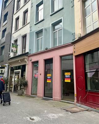 TE HUUR - Prachtig commercieel pand op het gelijkvloers met verdieping in het hartje van Antwerpen.Dit pand beschikt over winkeloppervlakte van in...