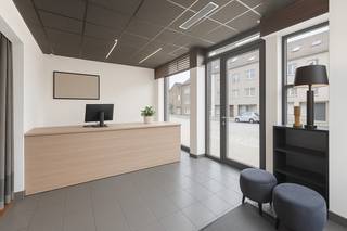 Dit <strong>handelspand </strong>(wellness op heden) <strong>met woonst en privé-parking</strong> geniet van een uiterst commerciële ligging langs de Meensesteenweg te Roeselare. De bewoonbare oppervlakte bedraagt 282 m² (volgens EPC-attest). Uitstekende bereikbaarheid dankzij de onmiddellijke nabijheid van de Rijksweg (N36), centrum, openbaar vervoer, etc. Indeling: onthaal/receptie, wachtruimte, hal, twee verzorgings-/massageruimtes, kleedkamer, extra ruimte (met hammam/Turks stoombad, verwarmde tafel in mozaïek en massagebad), relaxruimte met twee regendouches en bar, technische berging/wasplaats. Op de eerste verdieping bevindt zich het appartement bestaande uit een leefruimte met open keuken en één slaapkamer. Op zolder kan een extra hobby- of slaapkamer ingericht worden. Privé-parking voor vier wagens. Zonnepanelen | Ontdek de vele andere troeven op onze website www.bordes.be | Justine organiseert voor dit handelspand de bezoeken, mits het maken van een afspraak. www.bordes.be