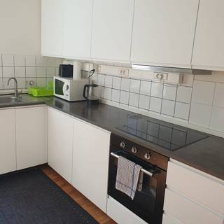 Appartement op 2° en 3° verdieping van een huis. Het is geen afgesloten appartement maar een deel van een grote woning. De ruimtes zijn gerenoveerd. Op het tweede niveau is de living en de keuken, op het tussenniveau de badkamer, en op het derde niveau de twee slaapkamers. Het pand geïsoleerd , zowel de buitenmuren als het dak, als heeft het nieuwe ramen. Nieuwe elektriciteit, nieuwe verwarmingsketel (zuinig gebruik) , nieuwe keuken, Aangename houten planché vloeren in living en 2 slaapkamers. Badkamer heeft een ligbad en toilet en lavabo. Geen gemeenschappelijke kosten. Water is af te rekenen met onderhuurders. Elektriciteit en gas zijn op aparte meters.