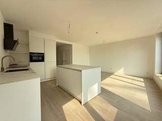 Ruim centrumappartement dat recent een grondige renovatie onderging (83m²). Prima gelegen in een rustige en kleinschalige residentie op...