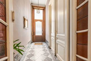 <p>Karaktervolle woning in Antwerpen, centraal gelegen nabij het Stadspark, winkels en openbaar vervoer.</p>
<p> </p>
<p>Deze ruime stadswoning in de Van Noortstraat combineert een rustige woonomgeving met een uitstekende centrale ligging in Antwerpen. Dankzij de nabijheid van Antwerpen-Centraal, tramverbindingen en diverse voorzieningen bereik je vlot zowel het stadscentrum als andere delen van de stad. De woning beschikt over maar liefst acht slaapkamers, wat tal van mogelijkheden biedt voor grote gezinnen, co-housing of wie extra ruimte zoekt. Ook het Stadspark, Theaterplein, winkels en horeca bevinden zich op korte afstand. De gezellige tuin van 36 m² vormt bovendien een aangename buitenruimte midden in de stad.</p>
<p> </p>
<p>Belangrijkste ruimtes:<br />• Inkomhal met toegang tot de verschillende leefruimtes<br />• Woonkamer met aangename leefruimte en veel potentieel<br />• Eetkamer aansluitend op de keuken<br />• Keuken uitgerust met enkele spoelbak, elektrische kookplaat, dampkap en elektrische oven<br />• 8 slaapkamers met diverse indelingsmogelijkheden<br />• Badkamer met douche en dubbele wastafel<br />• Kelder voor extra opslagruimte<br />• Tuin van 36 m² als rustige buitenruimte in de stad</p>
<p> </p>
<p>Troeven:<br />• Centrale ligging nabij Antwerpen-Centraal, openbaar vervoer en belangrijke invalswegen<br />• Rustige woonstraat op wandelafstand van Stadspark, Theaterplein en winkels<br />• Ruime woning met 8 slaapkamers en stadstuin</p>
<p> </p>
<p>Neem vandaag nog contact op voor meer informatie of een bezoek.</p>
<p> </p>
<p>JOUW DROOMHUIS. ZO GEVONDEN!</p>