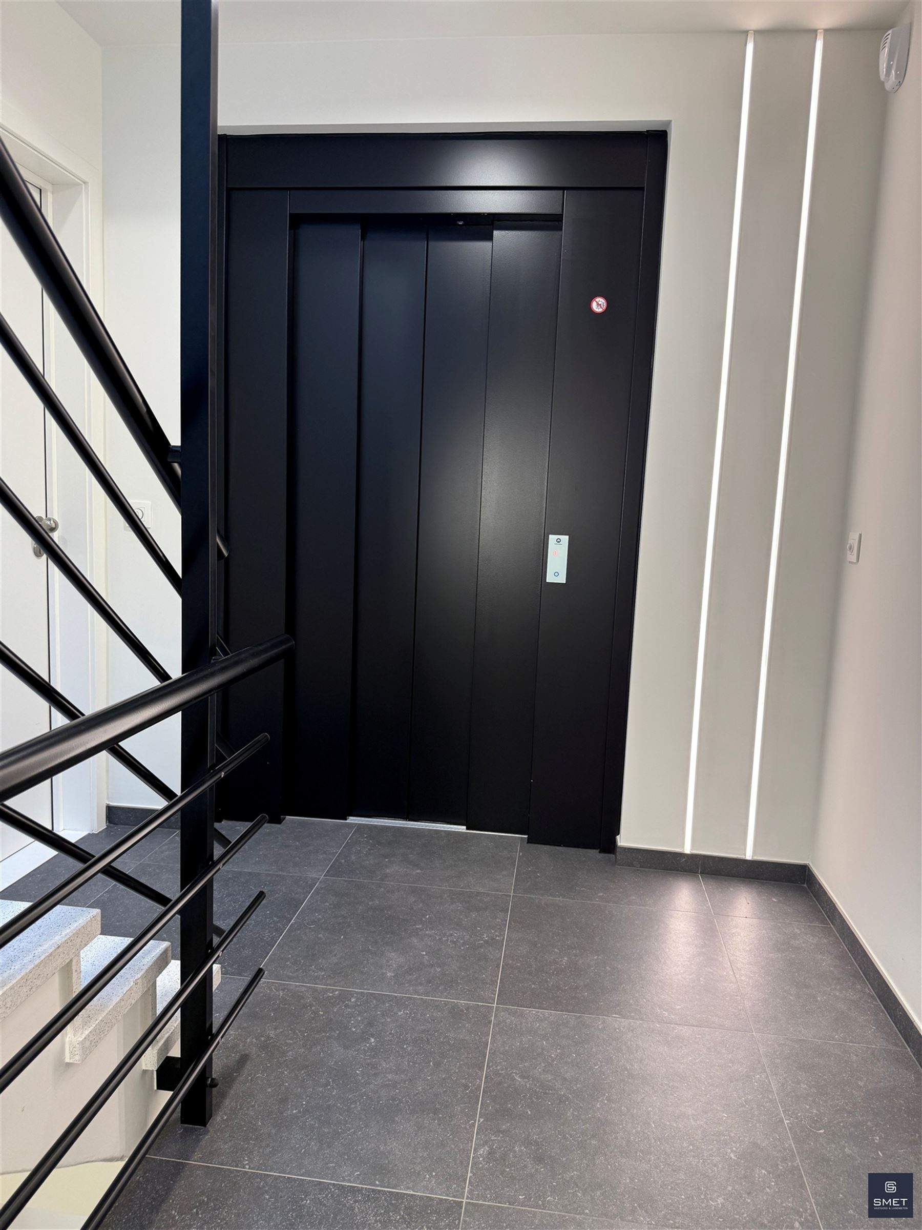 Appartement à vendre à Beveren-Kruibeke-Zwijndrecht avec 2 chambres - photo 2