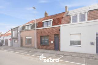 Nabij het centrum van Meulebeke bevindt zich deze instapklare woning met 3 slaapkamers. Verschillende winkels, horeca, scholen, sportgelegenheid ... bevinden zich op wandel- en fietsafstand. Dankzij de nabijheid van diverse invalswegen geniet u bovendien van een vlotte bereikbaarheid.<br /><br />De indeling van de woning is als volgt:<br />Op het gelijkvloers bevindt zich een inkomhal, een gezellige woon- en eetkamer, een prachtig geïnstalleerde keuken en een badkamer die voorzien is van toilet, douche en dubbele wastafel.<br /><br />Het eerste verdiep bestaat uit een nachthal, 3 ruime slaapkamers en een toegang tot de gerieflijke zolder.<br /><br />Verder is er nog een gezellig terras, tuin, ruime berging en tuinhuis aanwezig.<br /><br />Op heden is de woning verhuurd voor een prijs van €850 per maand, wat het ook een interessante investering maakt.<br /><br />Tot slot geven wij graag nog mee dat deze woning beschikt over hoogrendementsbeglazing, centrale verwarming op aardgas, een centrale ligging, conforme elektriciteit, EPC-label B ...<br /><br /><strong>Ook wild geworden van deze thuis?<br />Twijfel niet langer en leg vandaag nog uw bezoek vast!</strong>