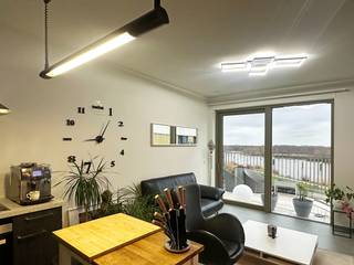 <strong>Zeer knap BEN nieuwbouwappartement op de 5de verdieping met fantastisch zicht op de Rupel! </strong><br /><br />Op één van de voormalige scheepswerven in Boom staat dit prachtig nieuw woonproject met 97 appartementen: Brig. De naam verwijst naar de brug die daar tot 1945 de linker- en rechteroever van de Rupel met elkaar verbond.<br />Dankzij Brig wordt het opnieuw een plek van verbinding en ontmoeting. Niet tussen oevers maar tussen mensen en de prachtige omliggende natuur.<br /><br />We betreden het appartement via de inkomhal, hier is een gastentoilet aanwezig, alsook de slaapkamer + badkamer die samen één zijn en de berging zijn hier te vinden. De inkomhal geeft toegang tot de ruime, lichtrijke leefruimte met moderne, open keuken. De keuken is volledig geïnstalleerd en voorzien van alle toestellen: een combi-oven, een kookplaat, een dampkap, een vaatwasser en een koelkast met vriesvak. <br /><br />Buiten is er een geweldig, zonnig terras met zicht op de Rupel, ideaal om te vertoeven tijdens mooi weer.<br /><br />Tevens beschikt het appartement nog over een autostaanplaats met een stopcontact incl. sleutel en een kelderberging.<br /> 
<ul>
	<li><strong>ELEKTRICITEIT VIA WATERSTOF</strong></li>
</ul>
Op het vlak van duurzame energie, maakt het project gebruik van de techniek van het bedrijf Elugie, dat ecologische oplossingen biedt voor elektriciteitsvoorziening via waterstof. De centrale, die op het dak van het project Brig is geplaatst, zet waterstof uit gas of groengas via een reactie met zuurstof om in elektriciteit. Het resultaat is 50 tot 98% CO2-reductie zonder uitstoot van fijne stofdeeltjes, ozon-precursoren of zware metalen. Bovendien kunnen alle overschotten van zonne- en windenergie omgezet worden in waterstofgas en via het bestaande gasnet opgeslagen en getransporteerd over langere perioden heen. Zo kan duurzame energie altijd beschikbaar gemaakt worden op het moment dat de verbruiker die nodig heeft.<br /> 
<ul>
	<li><strong>BINST ARCHITECTS</strong></li>
</ul>
KLAVERTJEVIER<br />Het architectenteam wilde in de eerste plaats een genereus ontwerp tekenen dat een evenwicht creëert tussen publiek en privaat domein, met een maximaal respect voor de oorspronkelijke publieke ruimte en in harmonie met de privacy van de appartementen. Door niet te kiezen voor het klassiek afbouwen van de perceelsgrens, maar voor een de atypische inplanting in de vorm van een klavertjevier werd die ambitie gehaald.<br /><br />Troeven:<br />+ BEN nieuwbouwappartement<br />+ Zeer knap terras!<br />+ Centraal gelegen in Boom<br />+ Autostaanplaats + kelderberging<br /> <br />Heeft u interesse en wenst u graag een bezoek? Surf dan naar onze website www.vbvastgoed.be.