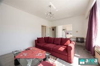 <h2><span>2-slpk appartement op centrale locatie in Berchem</span></h2><p><span>Ligging:</span><span> Dit 2-slaapkamerappartement is gelegen op een strategische en uiterst bereikbare locatie aan de Diksmuidelaan in Berchem. Dankzij deze centrale ligging bevindt u zich hier op een boogscheut van het station Antwerpen-Berchem en diverse openbaar vervoersverbindingen. In de directe nabijheid geniet u van een gevarieerd aanbod aan winkels, supermarkten en gezellige eetgelegenheden. Bovendien bent u met de wagen via de Singel en de Antwerpse Ring in een mum van tijd op weg naar het stadscentrum of de omliggende regio's. </span></p><p><span>Indeling:</span><span> U betreedt de woning via de centrale inkomhal (6,5m²), die is uitgerust met een handige berging en direct toegang biedt tot alle ruimtes. Aan de voorzijde bevindt zich de lichtrijke leefruimte (21m²) met daarnaast de functionele keuken (6,5m²). Centraal in het appartement ligt de douchekamer (2,5m²) met wc. Verder beschikt de woning over twee slaapkamers (15m² & 7,5m²), waarvan de ruime hoofdslaapkamer rustig aan de achterzijde is gelegen. </span></p><p><span>Momenteel is het appartement verhuurd aan 680€/maand, dit kan echter verhoogd worden.</span></p><p><span>De gemeenschappelijke kosten bedragen ongeveer 100€/maand incl. licht en onderhoud gemene delen alsook provisie water.</span></p><p><span>Ideaal dus om zelf te wonen of als investering.</span></p><p><span> </span></p><p><span>Troeven:</span></p><p><span>- Lichtrijk</span></p><p><span>- EPC 331 kWh/m² jaar</span></p><p><span>- Huidig netto-rendement van 4%</span></p><p><span>- 68m² cfr. EPC</span></p><p><span> </span></p>