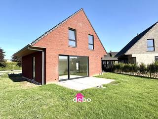 Op zoek naar een instapklare woning in een rustige, kindvriendelijke buurt? Deze prachtig afgewerkte nieuwbouwwoning in Harelbeke combineert comfort, energiezuinigheid en een doordachte indeling.<br /><br />De lichtrijke leefruimte met grote raampartijen vormt het hart van de woning en sluit naadloos aan op een moderne open keuken – ideaal voor gezellige gezinsmomenten . Aansluitend bevindt zich een praktische berging, perfect voor extra opbergruimte en het plaatsen van wasmachine en droogkast.<br /><br />Op de eerste verdieping bevinden zich drie volwaardige slaapkamers. De stijlvolle badkamer is uitgerust met zowel een bad als een aparte douche – pure ontspanning gegarandeerd.<br />Dankzij de zonnepanelen is deze woning niet alleen toekomstgericht maar ook energiezuinig, wat resulteert in een lagere energiefactuur.<br /><br />Troeven op een rij:<br />Rustige, aangename woonwijk<br />Lichtrijke leefruimte met open keuken<br />Handige berging<br />3 slaapkamers op de eerste verdieping<br />Moderne badkamer met bad én douche<br />Zonnepanelen voor extra energie-efficiëntie<br />Regenput van 10.000 liter<br />Mooie oprit met carport<br /><br />Deze prijs is exclusief registratierechten en btw. Aankoop is aan 21% btw op de constructie. De woning wordt nog tot in de puntjes afgewerkt.<br /><br />Mis deze kans niet en maak van deze woning jouw nieuwe thuis in Harelbeke!