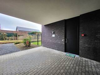 <p><span>Exclusief gelijkvloers appartement met uitzonderlijke tuin nabij Hasselt-centrum. </span></p><p><span>Ben je op zoek naar een instapklaar appartement met hoogwaardige afwerking, een doordachte indeling en een uitzonderlijk grote, volledig afgesloten tuin? Dit exclusief gelijkvloers appartement combineert het comfort van modern wonen met het gevoel van een private residentie. Dankzij de hoge plafonds, die tegenwoordig nog zelden voorkomen in appartementen, geniet je hier van een uitzonderlijke ruimtelijkheid en een luxueuze uitstraling.</span></p><p><span>Via de private inkom betreed je een ruime en overzichtelijke hal die toegang biedt tot alle vertrekken. Rechts bevinden zich het gastentoilet en een aparte berging/technische ruimte met praktische opbergmogelijkheden. Links liggen twee volwaardige slaapkamers, beide met een mooi zicht op de groenrijke, volledig ingerichte tuin.</span></p><p><span>De stijlvol afgewerkte badkamer is voorzien van een ruime inloopdouche en kwaliteitsvolle materialen, wat zorgt voor een tijdloze en elegante afwerking.</span></p><p><span>Aan het einde van de hal brengt een elegante glazen deur je naar de lichtrijke keuken. De royale raampartijen zorgen voor aangenaam daglicht en geven rechtstreeks toegang tot het ruime terras en de grote, volledig omheinde tuin. Deze buitenruimte vormt een absolute meerwaarde voor wie houdt van privacy, rust en het buitenleven.</span></p><p><span>De leefruimte sluit naadloos aan op de keuken en wordt dankzij de hoge plafonds en het open karakter ervaren als bijzonder ruim en uitnodigend. De combinatie van ruimte, licht en zicht op zowel de voor- als achterzijde van het gebouw creëert een aangename, hoogwaardige woonbeleving.</span></p><p><span>Het appartement beschikt bovendien over een ondergrondse garage en een extra private berging, wat het totaalcomfort nog verder verhoogt.</span></p><p><span>Troeven:</span></p><p><span>-Unieke, volledig omheinde en onderhoudsvriendelijke tuin<br />-Hoge plafonds die zorgen voor een uitzonderlijke ruimtebeleving en luxueuze uitstraling<br />-Private, afzonderlijke inkom voor optimale discretie<br />-Ondergrondse garage + extra private berging<br />-Lichtrijke ruimtes dankzij grote raampartijen<br />-Terras rechtstreeks aansluitend op keuken en leefruimte<br />-Slechts 5 minuten van Hasselt-centrum<br />-Kwalitatief afgewerkt en volledig instapklaar</span></p><p><span>Contact:</span></p><p><span><br /></span><span>Jemar Vastgoed<br />E-mail: Ercan@jemar.be<br />GSM: 0484 06 68 92</span></p>